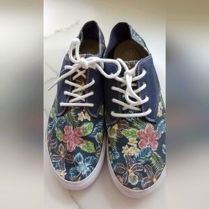 Original Penguin Munsingwear Canvas Shoe With Floral Print